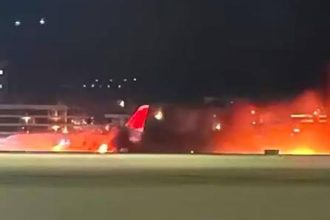 Τρόμος για 89 επιβάτες και πλήρωμα ρωσικού αεροπλάνου που τυλίχθηκε στις φλόγες μετά την προσγείωσή του