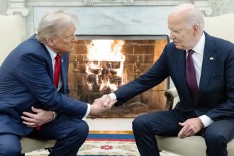 Η επιστροφή του Ντόναλντ Τραμπ στον Λευκό Οίκο στη συνάντηση με τον Τζο Μπάιντεν (ΒΙΝΤΕΟ)