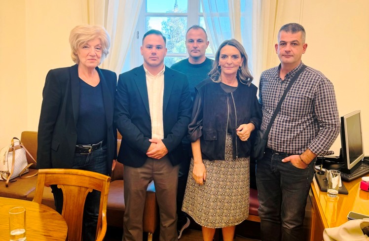 Συνάντηση βουλευτών της Νέας Αριστεράς με εποχικούς πυροσβέστες