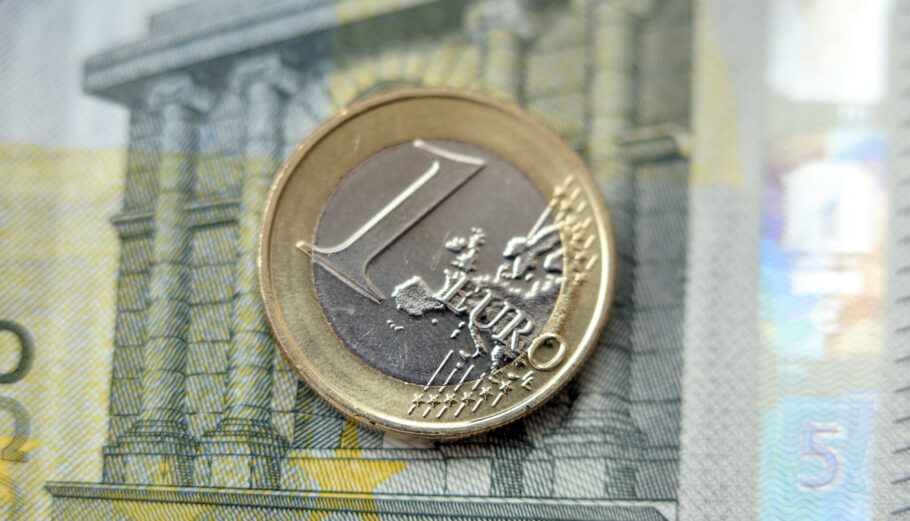Το ευρώ πέφτει στο χαμηλότερο επίπεδο από το 2022