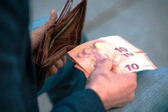 Μαθήματα τιμιότητας από μαθητή στην Σκόπελο: Βρήκε πορτοφόλι με 1.000 ευρώ και το παρέδωσε