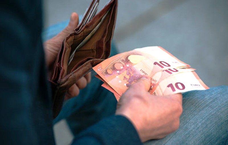 Μαθήματα τιμιότητας από μαθητή στην Σκόπελο: Βρήκε πορτοφόλι με 1.000 ευρώ και το παρέδωσε