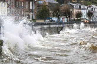 Βρετανία: Ένας νεκρός από την καταιγίδα «Μπερτ» - Πέντε παιδιά και πέντε ενήλικοι παγιδεύτηκαν από κατολίσθηση