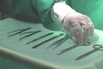 Φυλάκιση 18 μηνών με αναστολή σε γιατρό για «φακελάκι» 5.000 ευρώ