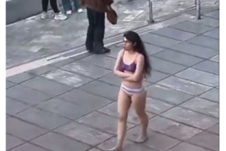 Το Ιράν άφησε ελεύθερη τη φοιτήτρια που έβγαλε τη χιτζάμπ και έμεινε με τα εσώρουχα