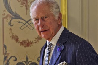 Ο βασιλιάς Κάρολος κλείνει τα 76 και θα τα περάσει δουλεύοντας: Το νέο πορτρέτο και η τούρτα emoji