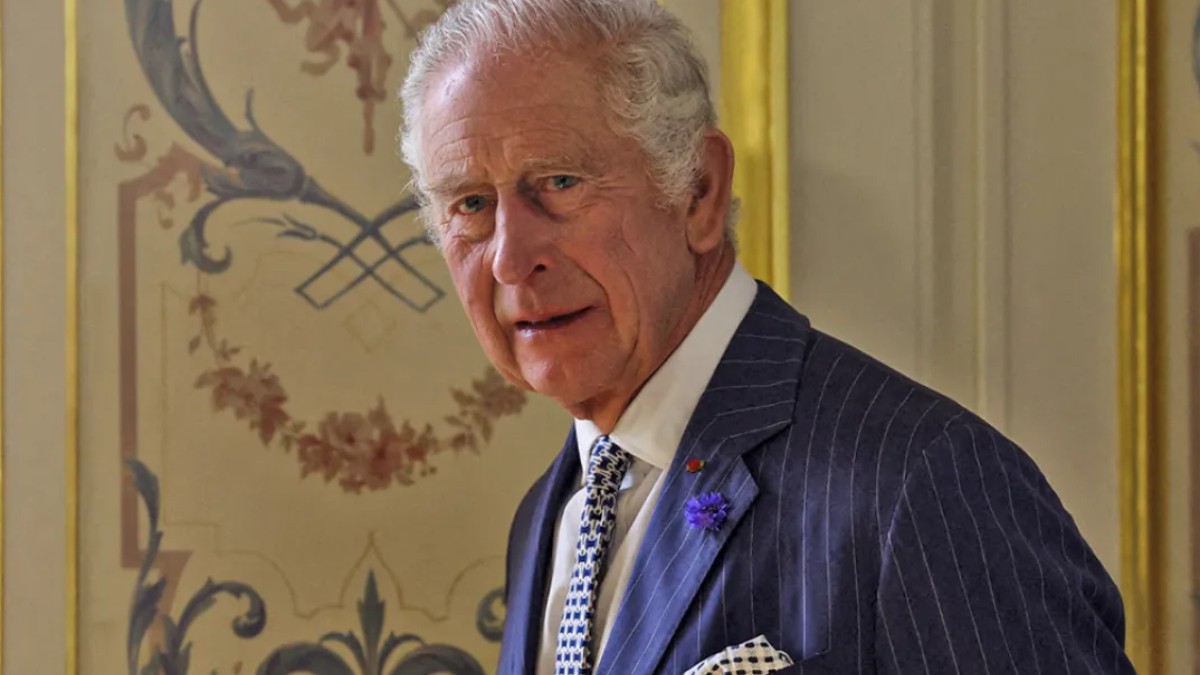 Ο βασιλιάς Κάρολος κλείνει τα 76 και θα τα περάσει δουλεύοντας: Το νέο πορτρέτο και η τούρτα emoji