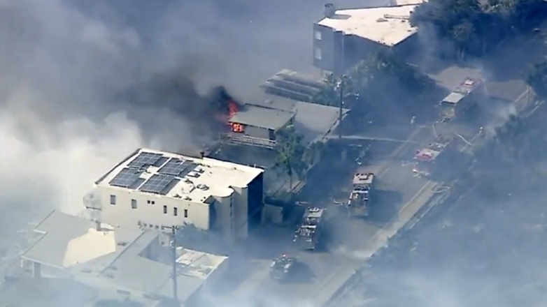 ΗΠΑ: Σε πύρινο κλοιό το Λος Άντζελες – Καίγονται σπίτια και καλλιέργειες