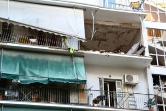 ΕΛ.ΑΣ. για Αμπελόκηπους: Βρέθηκαν δύο πιστόλια στο διαμέρισμα - Αυτοσχέδια βόμβα προκάλεσε την έκρηξη