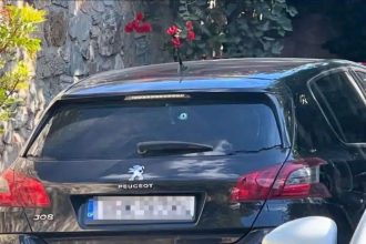 Αυτό είναι το μοιραίο ΙΧ στο Μαρκόπουλο: Η σφαίρα διαπέρασε το τζάμι του αυτοκινήτου και σκότωσε τον τρίχρονο