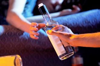 Υποχρεωτική επίδειξη ταυτότητας για αγορά αλκοόλ - Απαγορεύεται η πώληση καπνού και ηλεκτρονικών τσιγάρων σε νέους