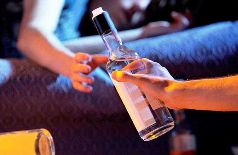 Υποχρεωτική επίδειξη ταυτότητας για αγορά αλκοόλ - Απαγορεύεται η πώληση καπνού και ηλεκτρονικών τσιγάρων σε νέους