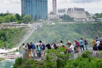 ΗΠΑ: Μητέρα έπεσε με τα μικρά παιδιά της στους καταρράκτες του Νιαγάρα – Έπασχε από επιλόχειο κατάθλιψη