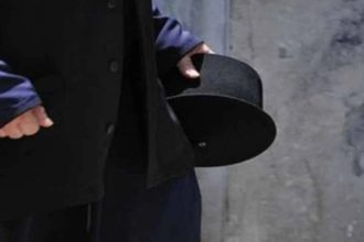 Ποινή αργίας και απαγόρευση τέλεσης ιεροπραξιών σε ιερέα που ντυνόταν γυναίκα