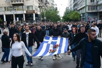 Πολυτεχνείο: Πορεία με την αιματοβαμμένη σημαία – Πάνω από 110 προσαγωγές από την ΕΛ.ΑΣ. (ΦΩΤΟ)