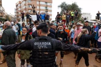 Ισπανία: Φυγάδευσαν τον Σάντσεθ μετά το λιντσάρισμα στη Βαλένθια - ΦΩΤΟ