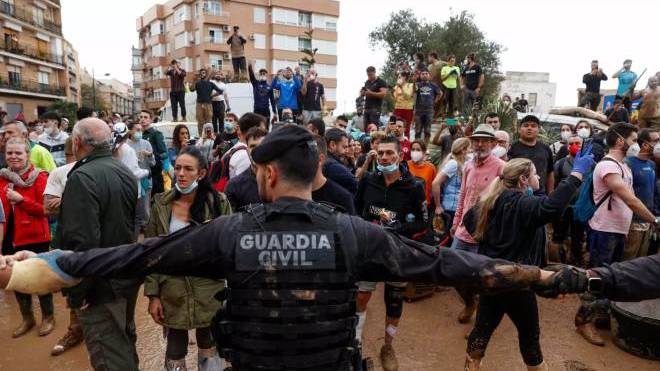 Ισπανία: Φυγάδευσαν τον Σάντσεθ μετά το λιντσάρισμα στη Βαλένθια - ΦΩΤΟ