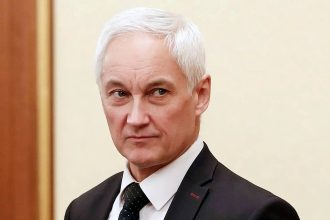 ΥΠΑΜ Ρωσίας: Επιθεώρησε στρατεύματα που πολεμούν στην Ουκρανία