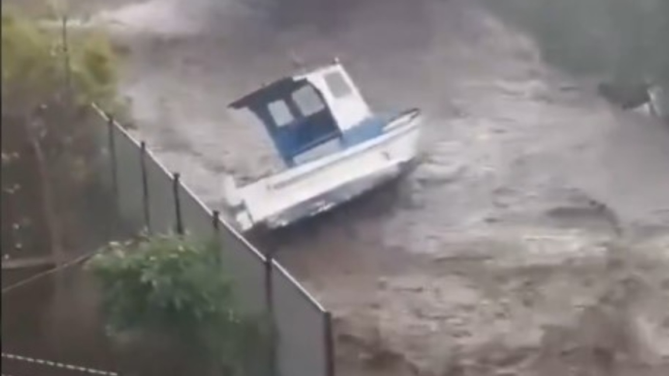 Πλημμύρες στη Σικελία: Αυτοκίνητα παρασύρθηκαν, οδηγοί εγκλωβίστηκαν στα οχήματά τους