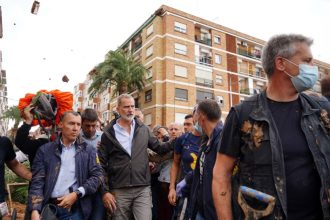 Πλημμύρες στην Ισπανία: Άγρια επίθεση σε Φελίπε, Λετίθια και Σάντσεθ - «Δολοφόνοι, δολοφόνοι» (BINTEO)