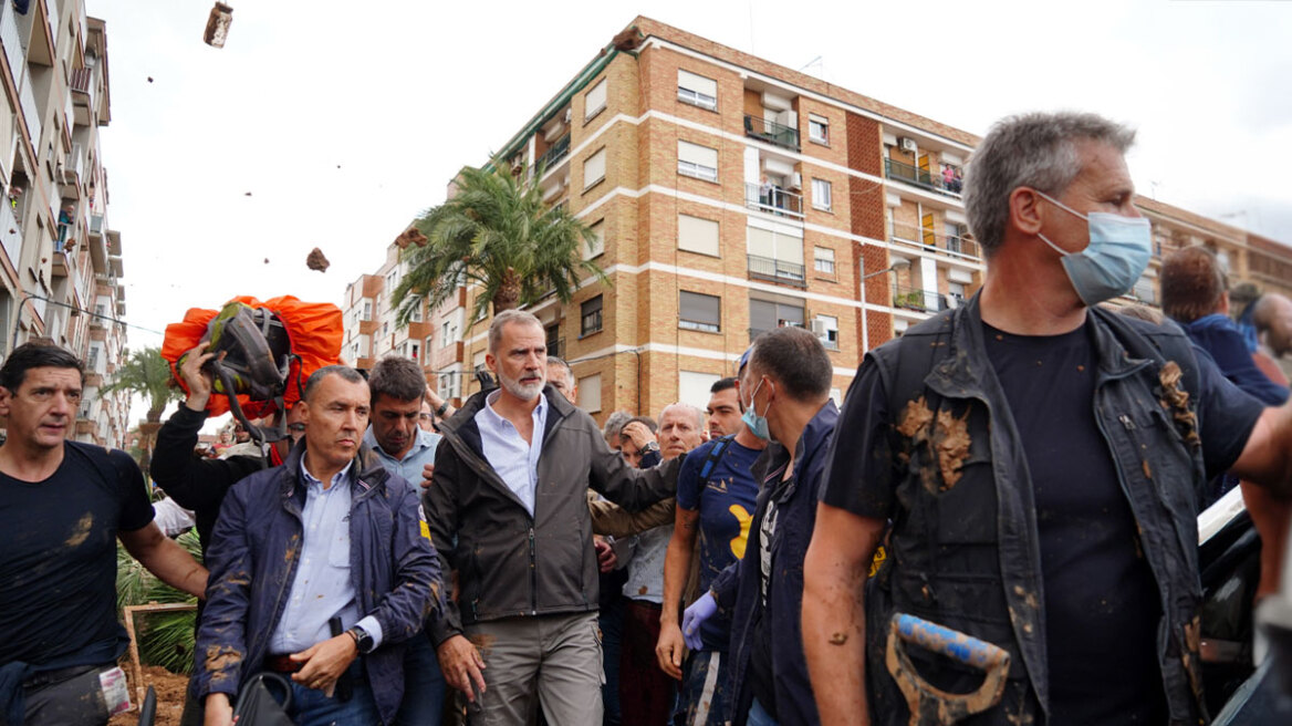 Πλημμύρες στην Ισπανία: Άγρια επίθεση σε Φελίπε, Λετίθια και Σάντσεθ - «Δολοφόνοι, δολοφόνοι» (BINTEO)