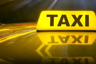 Ταξί: Αρχίζουν τα πρόστιμα στους οδηγούς που δεν έχουν αυτοκόλλητο για POS