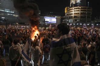 Τελ Αβίβ: Χιλιάδες διαδηλωτές κατά της αποπομπής του υπουργού Άμυνας