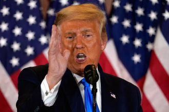 Ντόναλντ Τραμπ: «Δεν μπλοφάρει, θα επιβάλει δασμούς στην ΕΕ», λένε πρώην συνεργάτες του