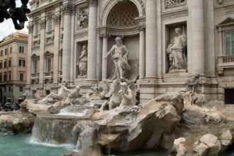 Ιταλία: Αντιδράσεις από τους τουρίστες για την αντικατάσταση της Φοντάνα ντι Τρέβι με… πισίνα