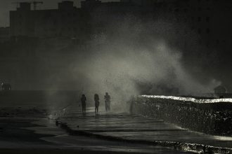 Η τροπική καταιγίδα Ραφαέλ, που απειλεί την Κούβα, ενισχύθηκε σε κυκλώνα