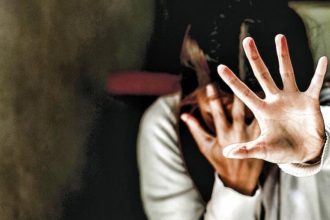 Συνελήφθησαν δύο ανήλικοι για επίθεση και απειλή εις βάρος 13χρονης σε παιδική χαρά