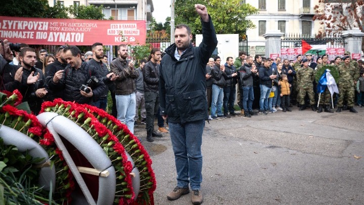 Κατάθεση στεφάνων από αντιπροσωπείες του ΚΚΕ και της ΚΝΕ στον χώρο του Πολυτεχνείου