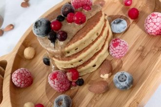 Pancakes με φρούτα του δάσους, μπανάνες και μέλι