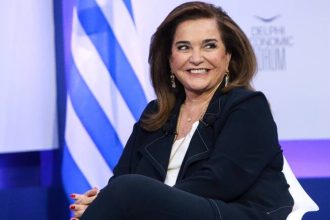 Η Ντόρα, το ΠΑΣΟΚ και... η αφίσα στο Δελφινάριο