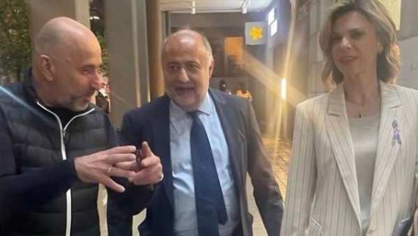 Ο Περικλής μιλάει, ο Δημήτρης ακούει...