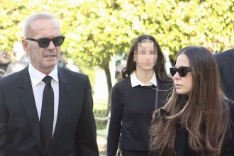 Πέτρος Κωστόπουλος: Στην κηδεία του Αντώνη Λυμπέρη με την κόρη του Αλεξάνδρα Κωστοπούλου