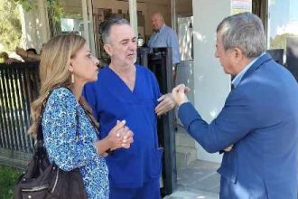 Κοντά στο προσωπικό του "Αγ. Ανδρέα" η Κατερίνα Σολωμού ΦΩΤΟ