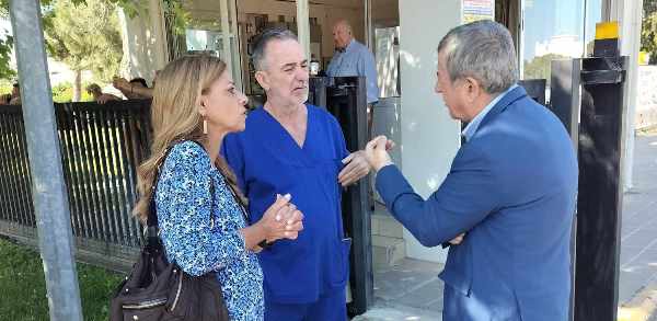 Κοντά στο προσωπικό του "Αγ. Ανδρέα" η Κατερίνα Σολωμού ΦΩΤΟ