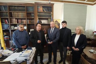 Ο Δήμαρχος Πύργου τίμησε τον Γιάννη Καρβέλη