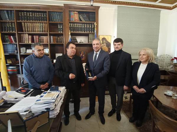 Ο Δήμαρχος Πύργου τίμησε τον Γιάννη Καρβέλη
