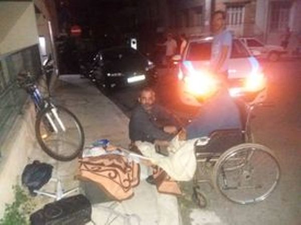 Πάτρα: Πέταξαν την ανάπηρη στο δρόμο - Η παρέμβαση του δημοσιογράφου Γιώργου Πλη