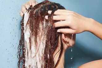 Γνωρίζατε ότι τόσο καιρό εφαρμόζαμε λάθος το conditioner; Πώς θα το κάνουμε σωστά;