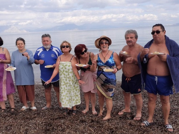 Κάτω Αλισσός: Οι χειμερινοί κολυμβητές έκοψαν την πίτα τους