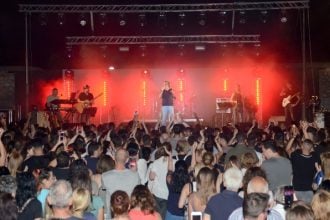 Πάτρα: Αποθεώθηκε ο Βασίλης Παπακωνσταντίνου - ΦΩΤΟ