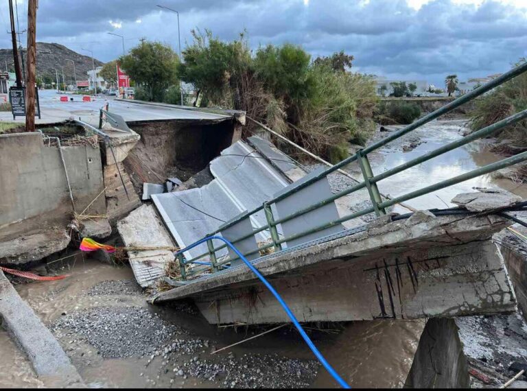 Ρόδος: Τεράστια προβλήματα προκάλεσε η “Bora” - Δεκάδες αποκλεισμένοι από τις καταρρακτώδεις βροχές - Απαγόρευση κυκλοφορίας ΦΩΤΟ