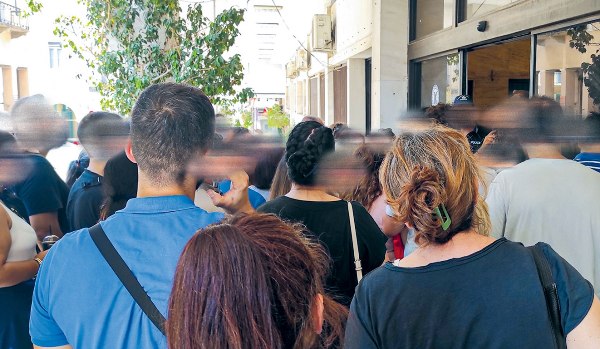 Οι πατρινοί τρέχουν από τους πρώτους για να αποφύγουν τις ηλεκτρονικές ταυτότητες - Ο φόβος του ...τσιπαρίσματος και οι "ψεκασμένοι"