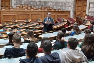 Ο Ανδρέας Παναγιωτόπουλος βρέθηκε στη Βουλή με μαθητές από το Ρίο