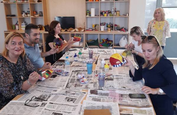 Πάτρα: Τούρκοι, Γάλλοι και Ρουμάνοι εκπαιδευτικοί έφτιαξαν καρναβαλικές μάσκες!