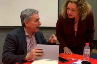 Η Ελένη Αδαμοπούλου στην παρουσίαση του βιβλίου του Ευκλείδη Τσακαλώτου