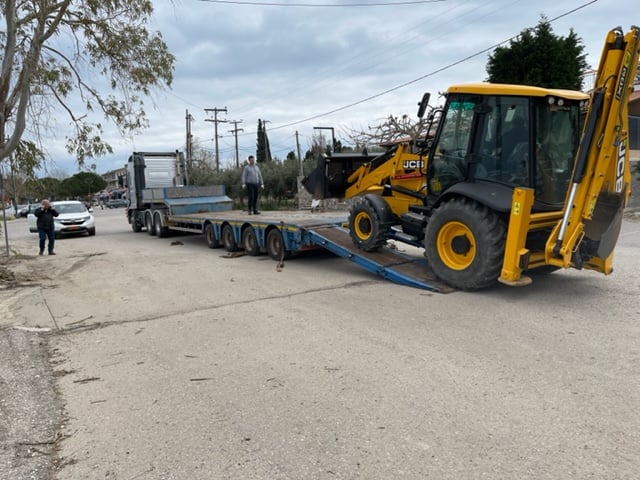 ΤΩΡΑ Πάτρα: Τροχαίο με μπουλντόζα - Εχει κλείσει η οδός Πανεπιστημίου